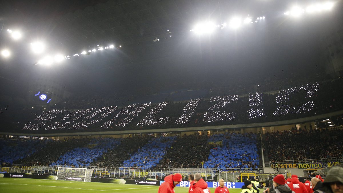 Milan taraftarları, koreografileri emniyet görevlileri tarafından yasaklandığı için Inter ile