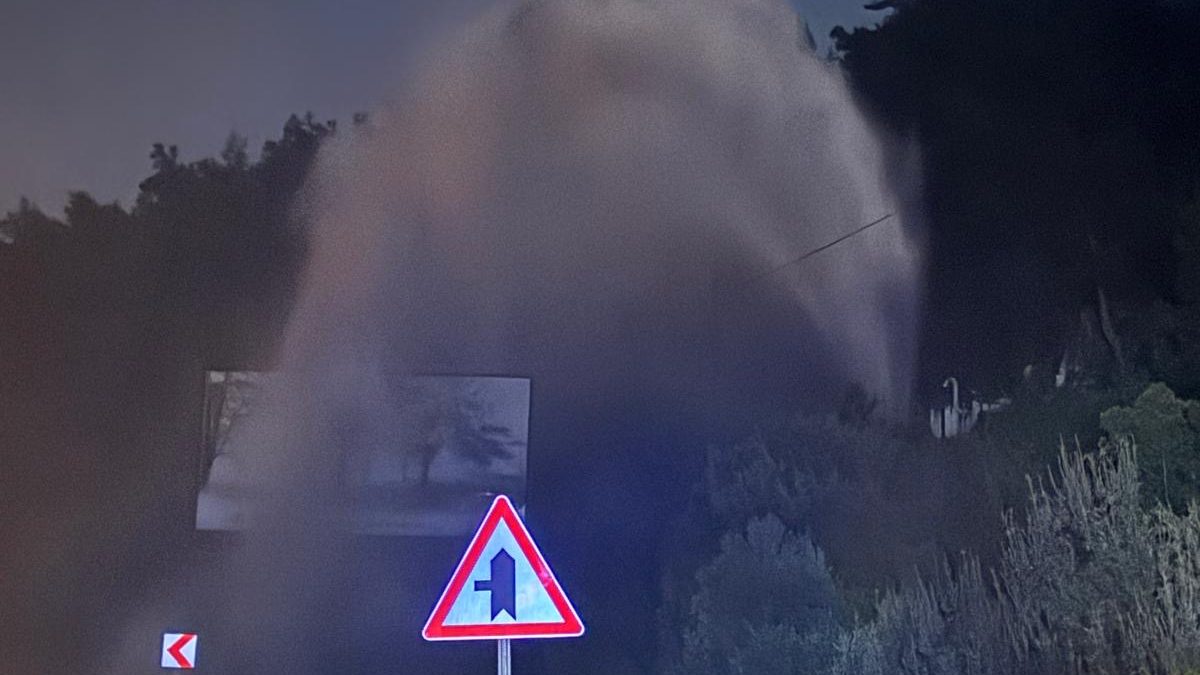 Muğla Bodrum'da ana isale hattının patlaması sonucu tonlarca su boşa