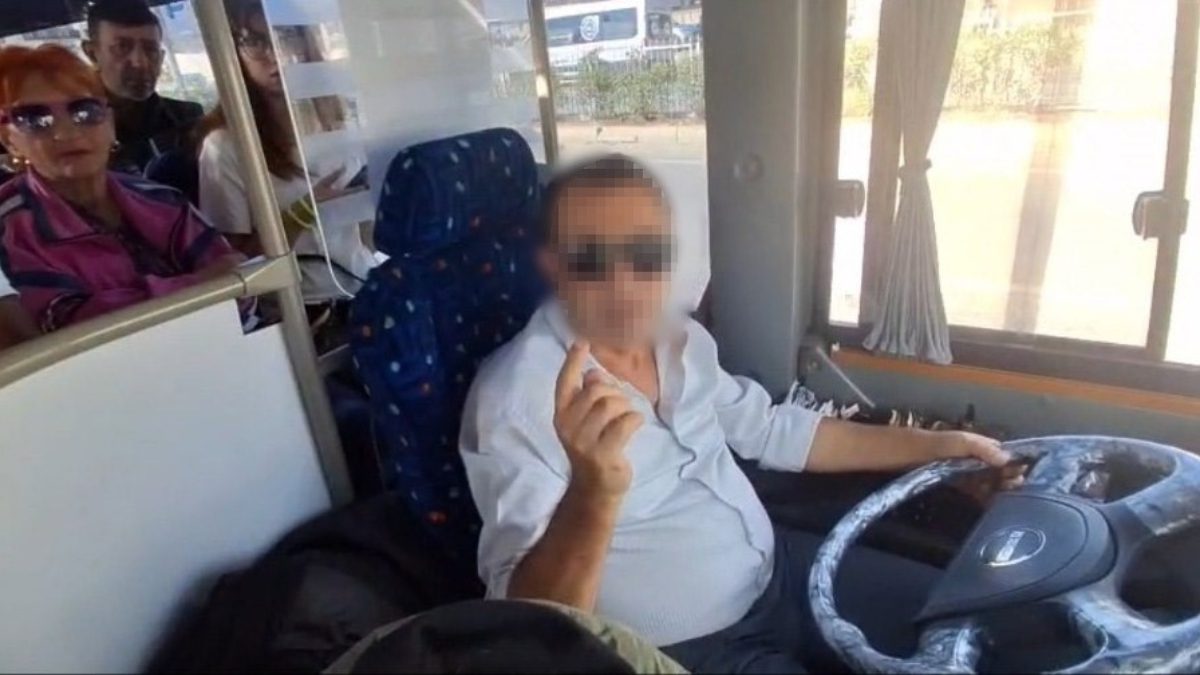 Bodrum ilçesinde belediye otobüsüne binmek isteyen bir grup öğrencinin, valizleri
