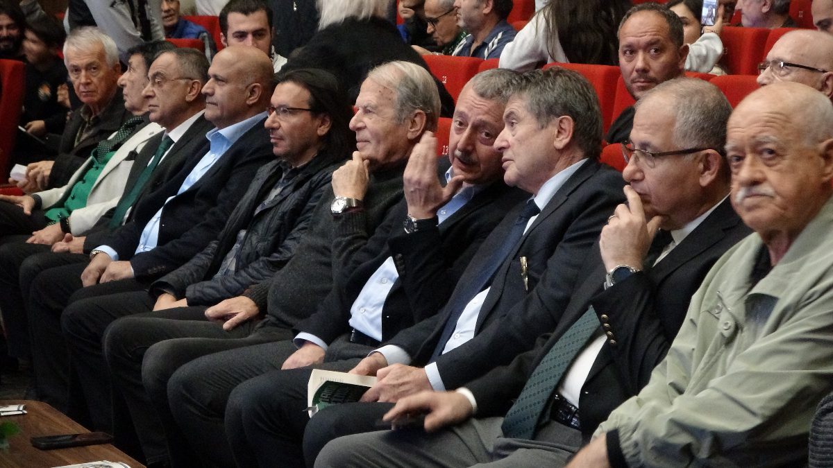 Kocaeli'de düzenlenen "Uluslararası Kocaeli Spor Tarihi Sempozyumu"na katılan teknik direktör