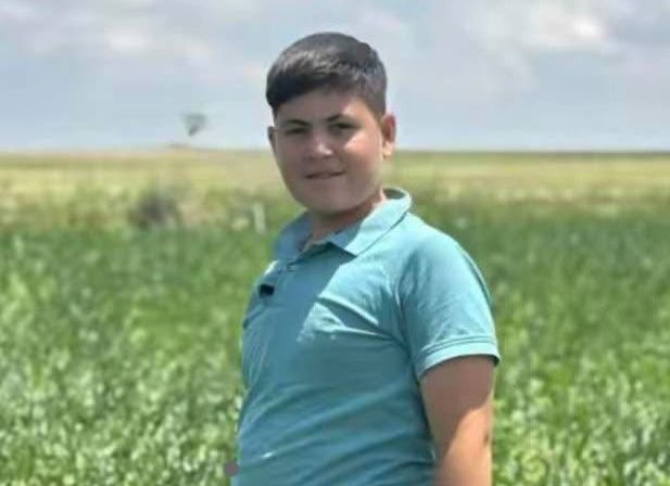 Niğde'de tarla sürmek için binmek istediği traktörün hareket etmesi sonucu