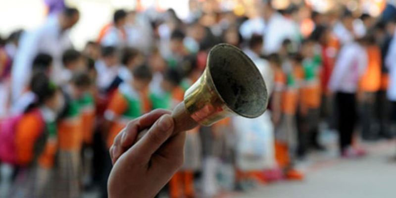 Manisa'nın Turgutlu ilçesinde, otizmli öğrenciyi iterek merdivenlerden yuvarlanmasına neden olduğu