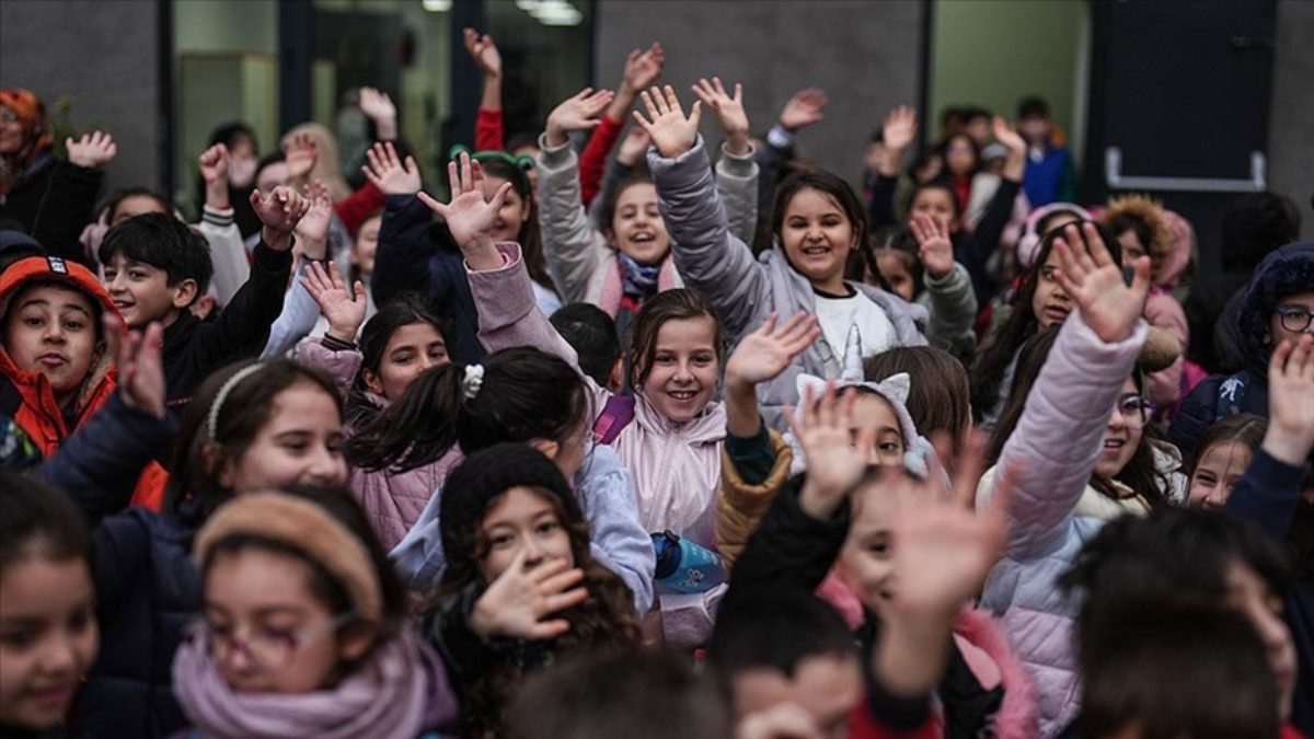 Yaklaşık 18 milyon öğrenci için birinci ara tatil bugün başlıyor.
