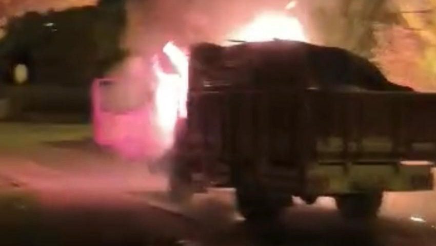 Kayseri'de park halindeki kamyonda yangın çıktı. Alev almasının ardından hareket