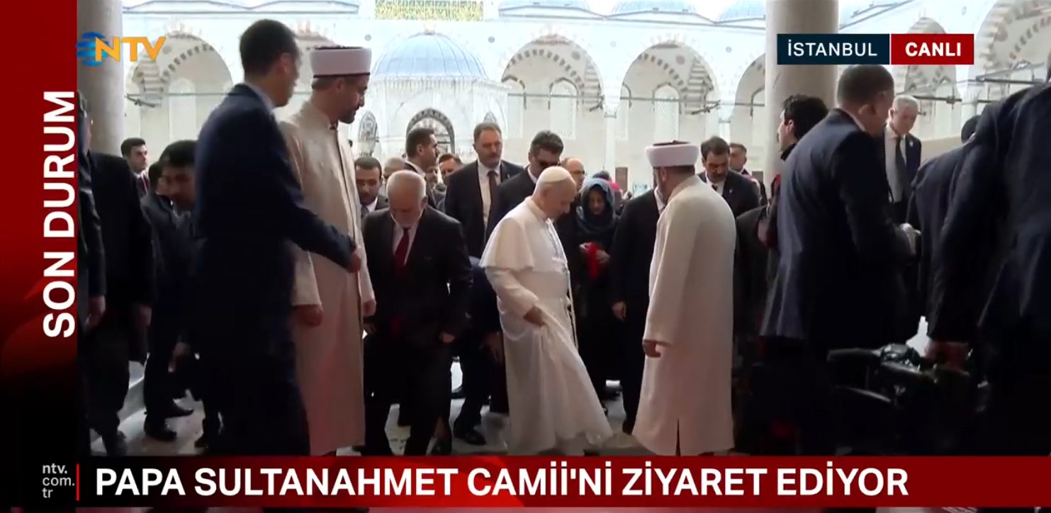 Papa 14’üncü Leo, bugün İstanbul'daki programı kapsamında Sultanahmet Camii'ni ziyaret
