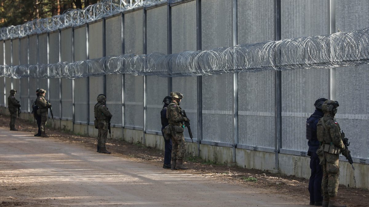 Düzensiz göçmen geçişini önlemek için Belarus sınırına 186 kilometre metal