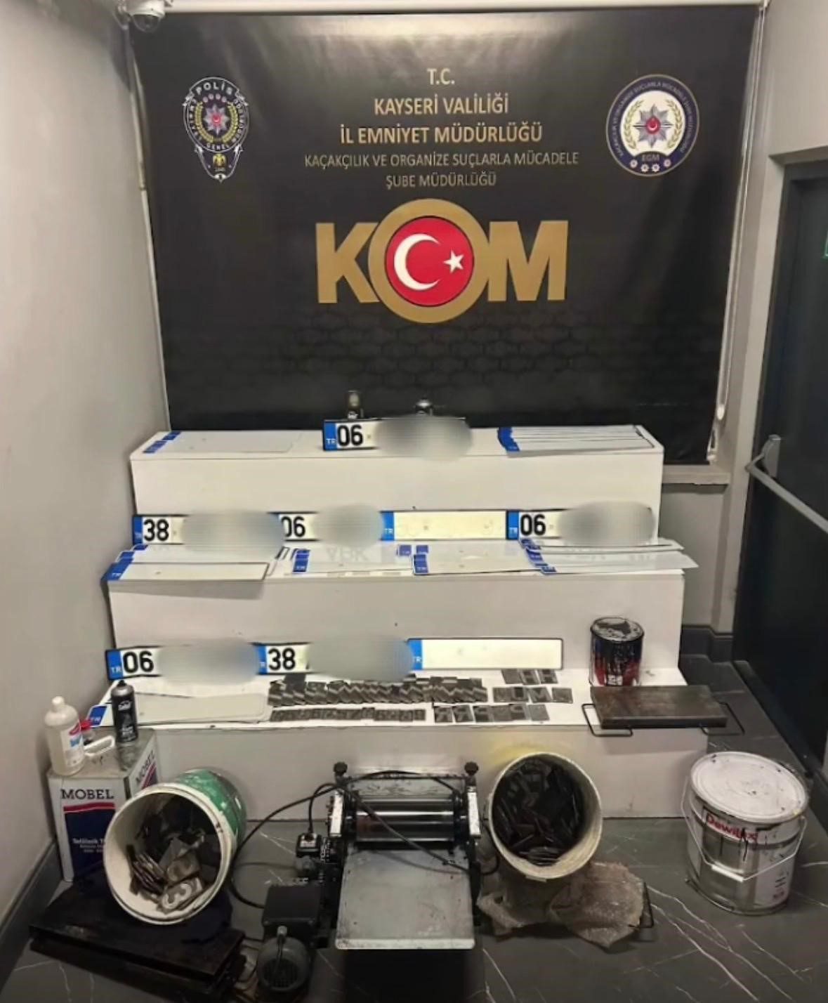 Kayseri'de sahte plaka basımı yapan 2 şahıs gözaltına alındı. Çok