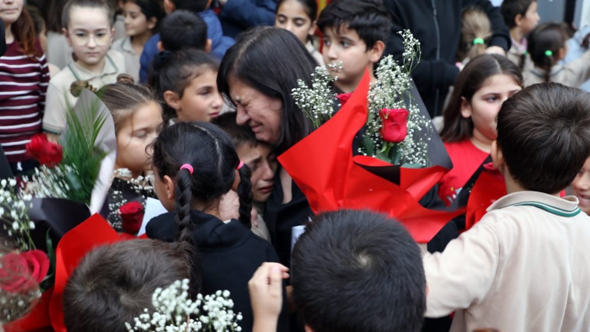 Karasu ilçesindeki bir ilkokulda uzun yıllardır görev yapan sınıf öğretmeni,