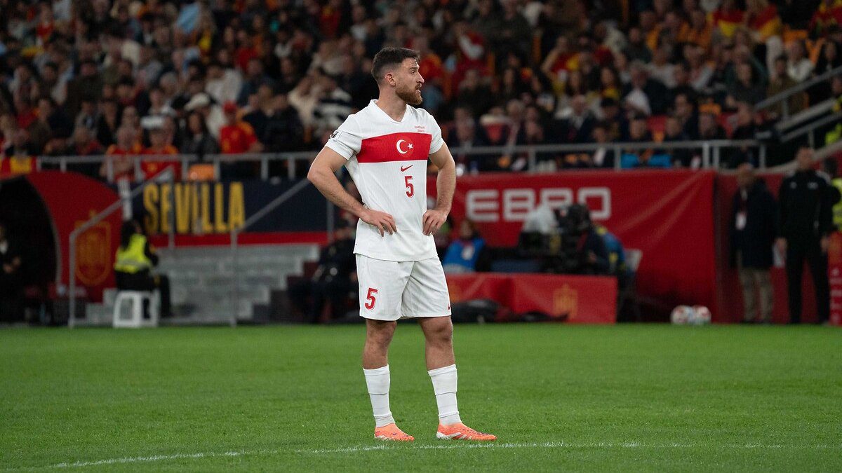 Borussia Dortmund'da oynayan milli futbolcu Salih Özcan, "Teklifler alıyorum ama