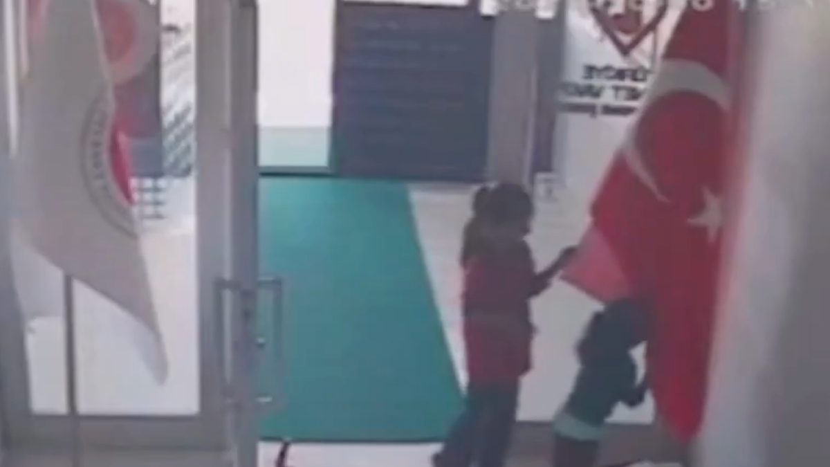 Kentte müftülük binasına gelen minik kız kardeşler, Türk bayrağını öperek