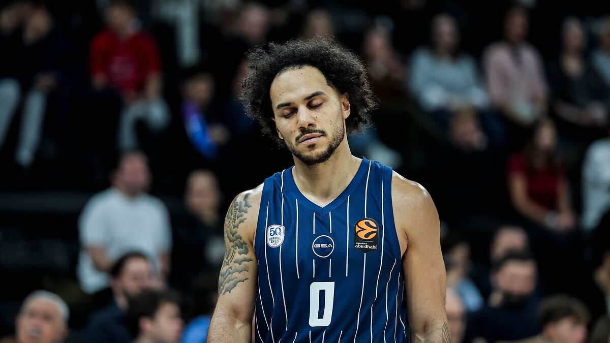 Anadolu Efes, yıldız basketbolcu Shane Larkin'in yaşadığı sakatlığı nedeniyle yaklaşık