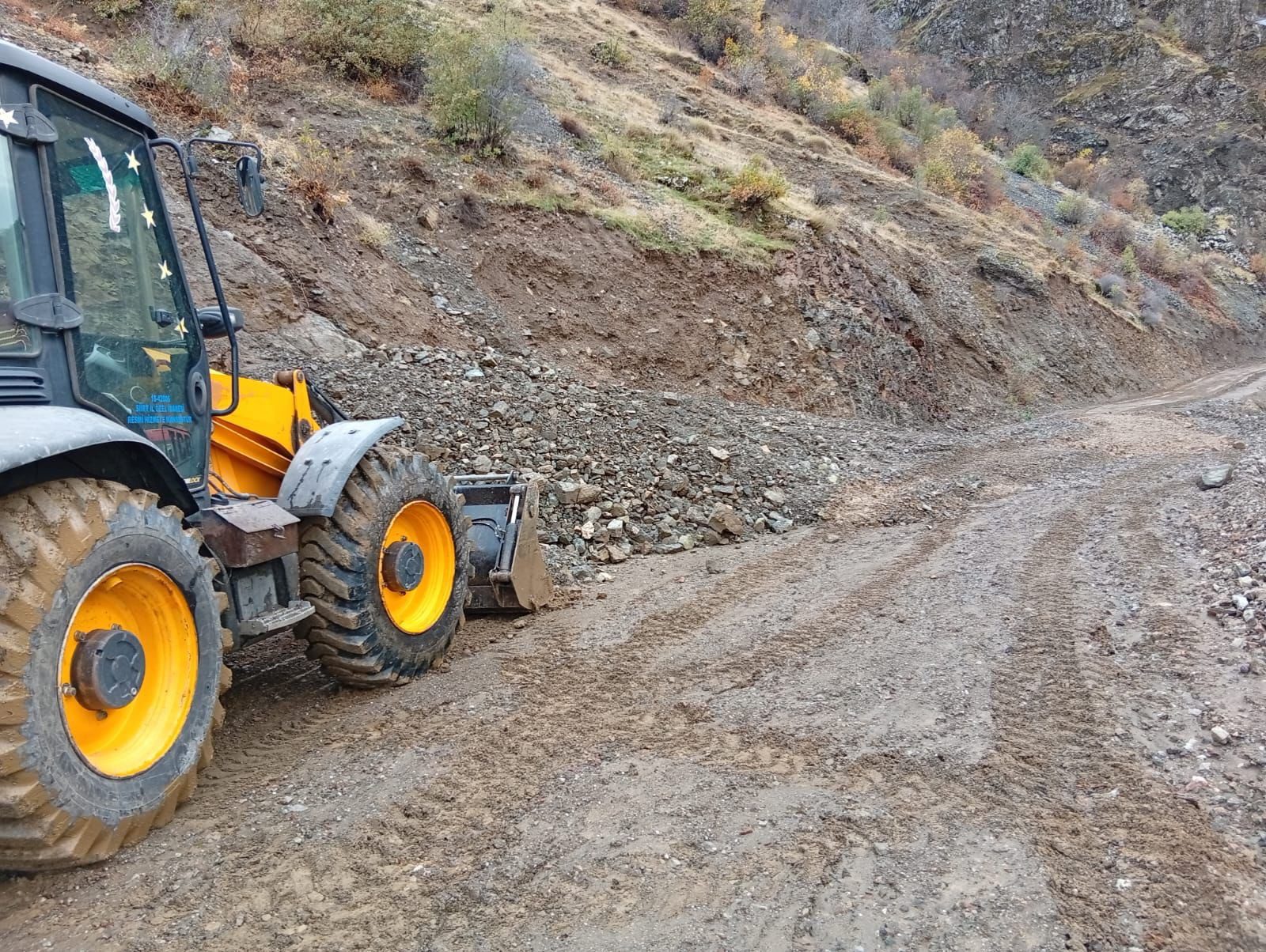 Siirt’in Pervari ilçesinde sağanak yağış nedeniyle meydana gelen heyelan sonucu