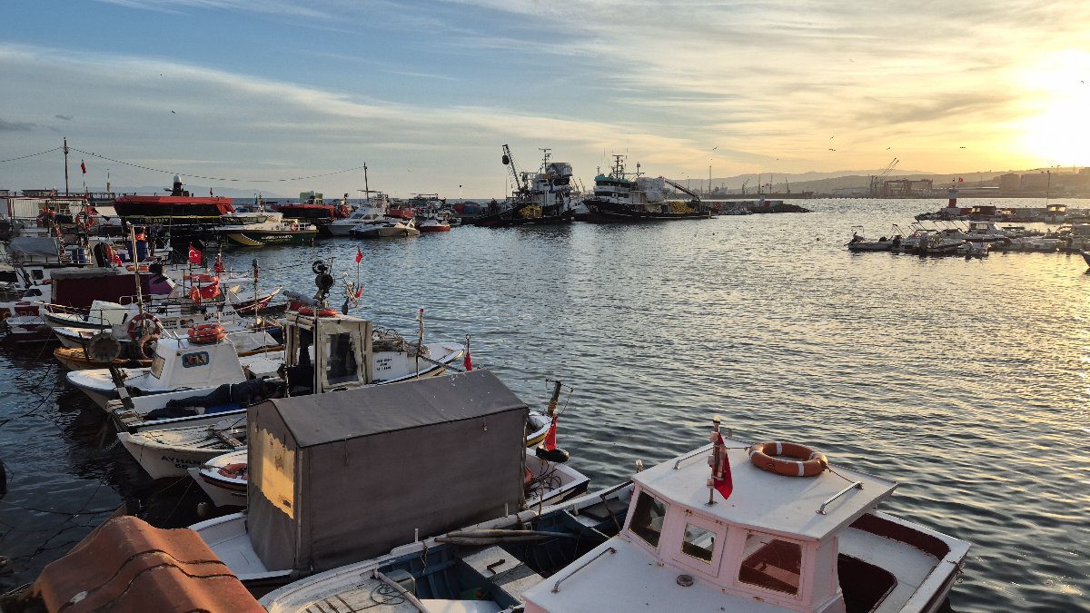 Marmara Denizi’nde etkili olan kuvvetli lodos nedeniyle Süleymanpaşa kıyılarında balıkçı