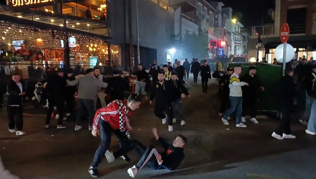 Tekirdağ'da Fenerbahçe-Beşiktaş maçı öncesi iki grup arasında çıkan kavgada 5 kişi yaralandı.