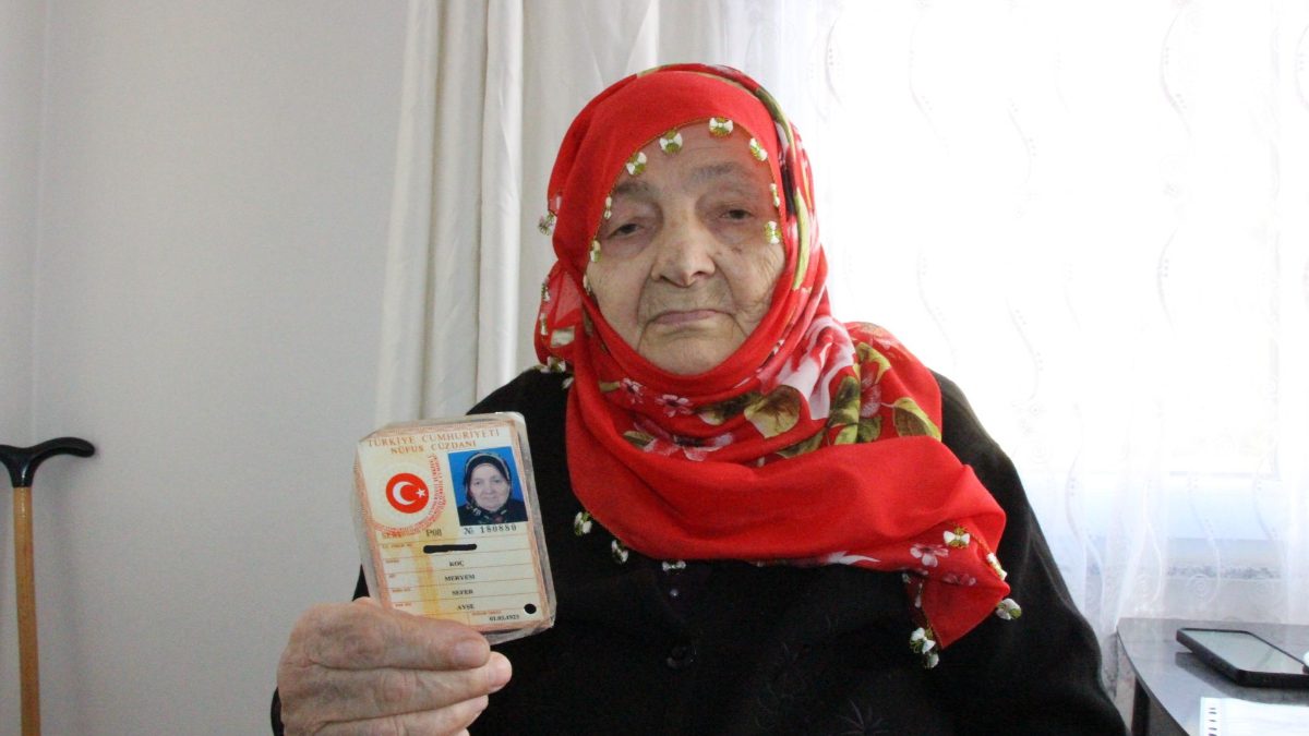 Hayrat ilçesinde yaşayan 102 yaşındaki Meryem nine, ileri yaşı nedeniyle