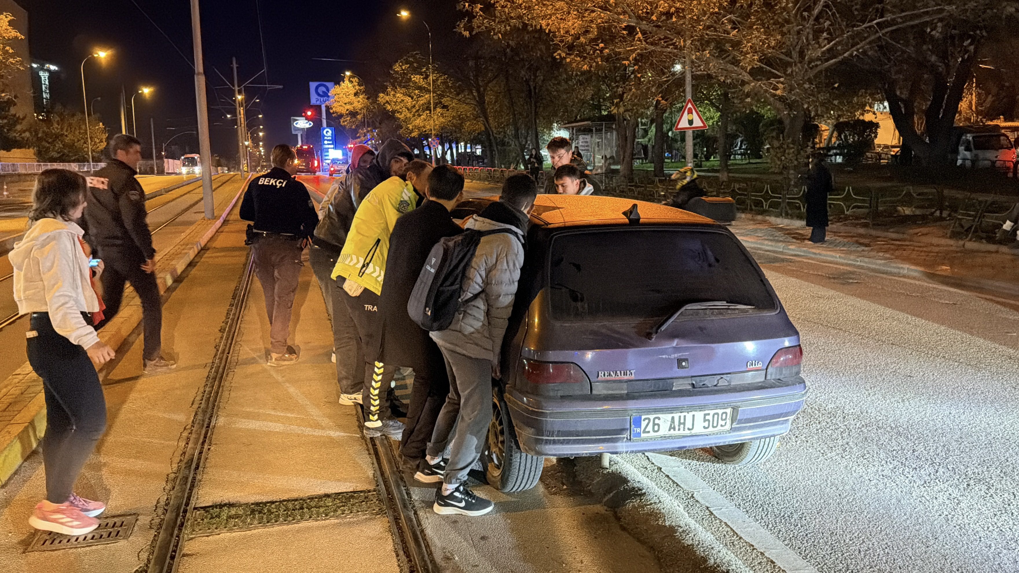 Eskişehir'de Tamer T. isimli sürücü, direksiyon hakimiyetini kaybettiği otomobille tramvay