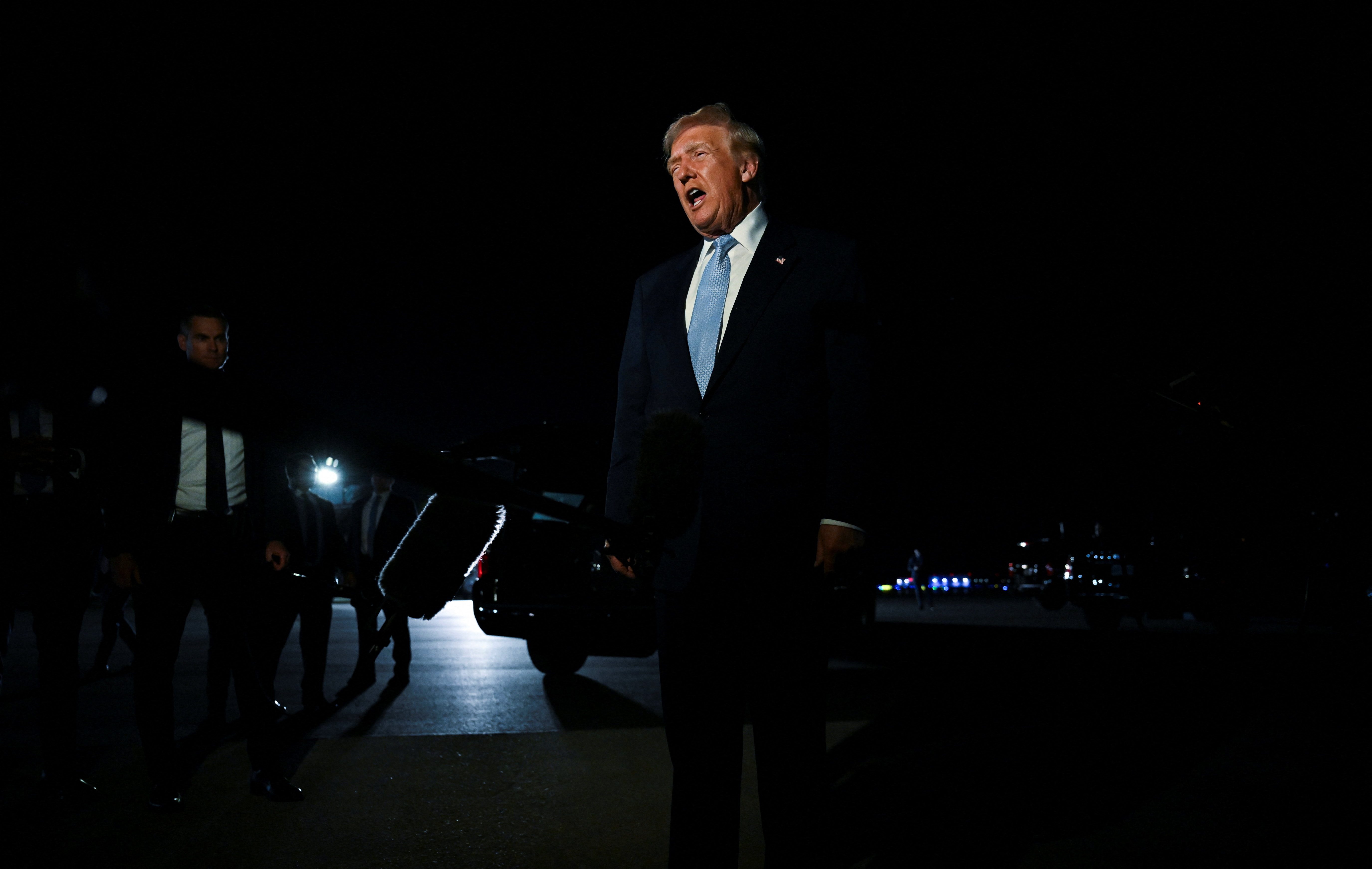 ABD Başkanı Donald Trump, Karayipler’deki ABD askeri yığınağının hedefindeki Venezuela