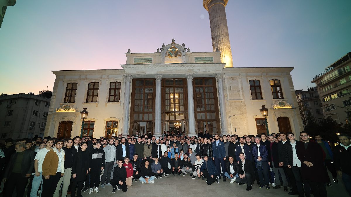 İstanbul’un simge camilerinden Teşvikiye Camii'nde bir araya gelen TÜGVA’lı gençler