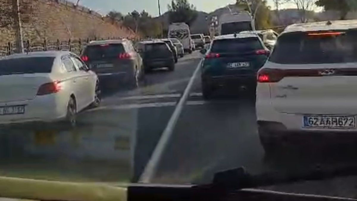 Kentte sürücülerin, ambulansa fermuar sistemiyle yol verdiği anlar, sağlık çalışanları