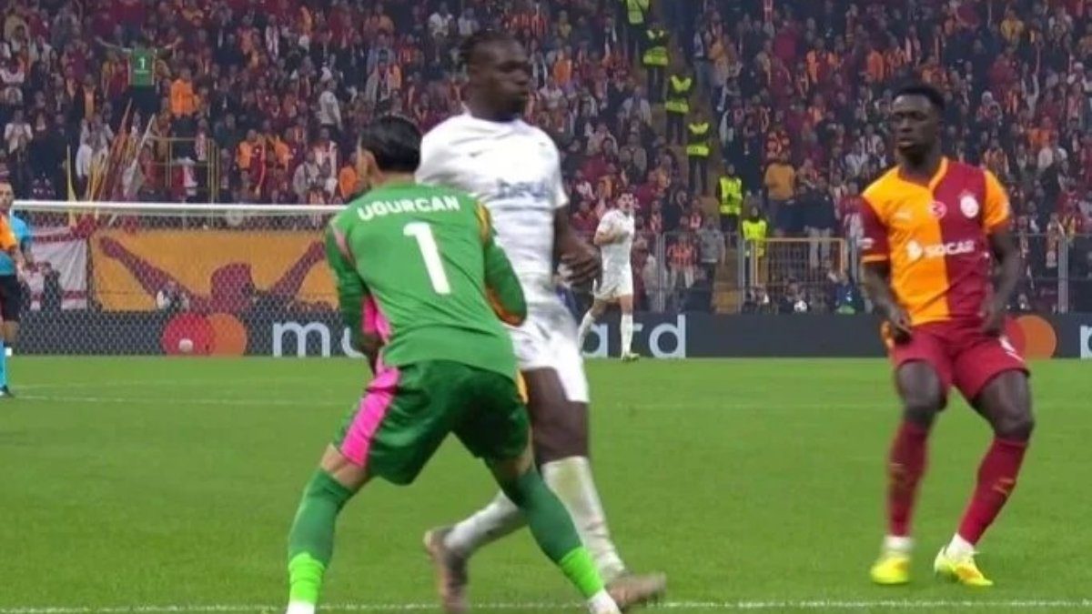 Galatasaray, Union Saint-Gilloise forması giyen Promise David için kırmızı kart