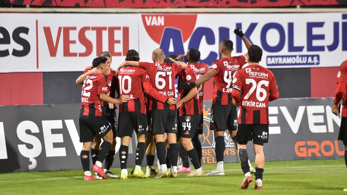 Vanspor, 1. Lig'in 12. haftasında evinde Sakaryaspor'u 3-2'lik skorla mağlup