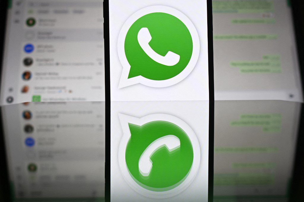 iPhone'da bir WhatsApp yazışmasını inceleyen siber güvenlik uzmanı Elorm Daniel,