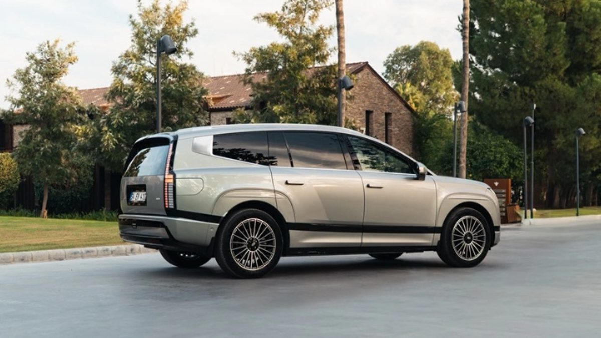Hyundai'nin üç sıralı, 620 km'ye varan menzil sunan yeni elektrikli