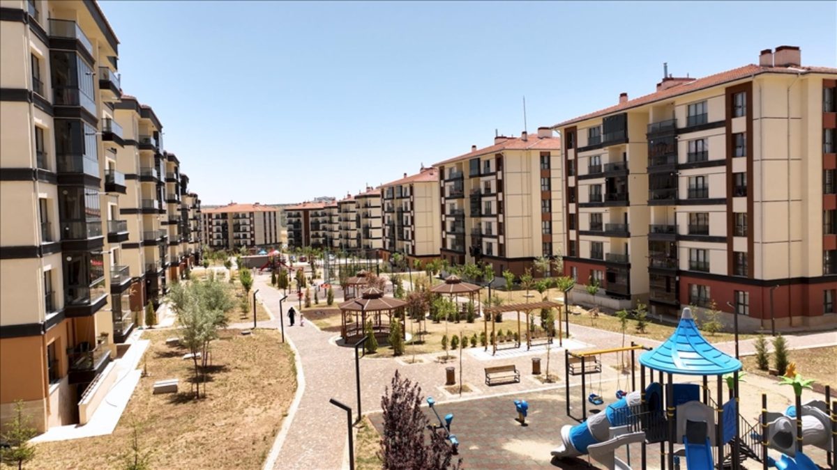 Vatandaşların yoğun ilgisiyle karşılanan "Yüzyılın Konut Projesi" kapsamında Toplu Konut