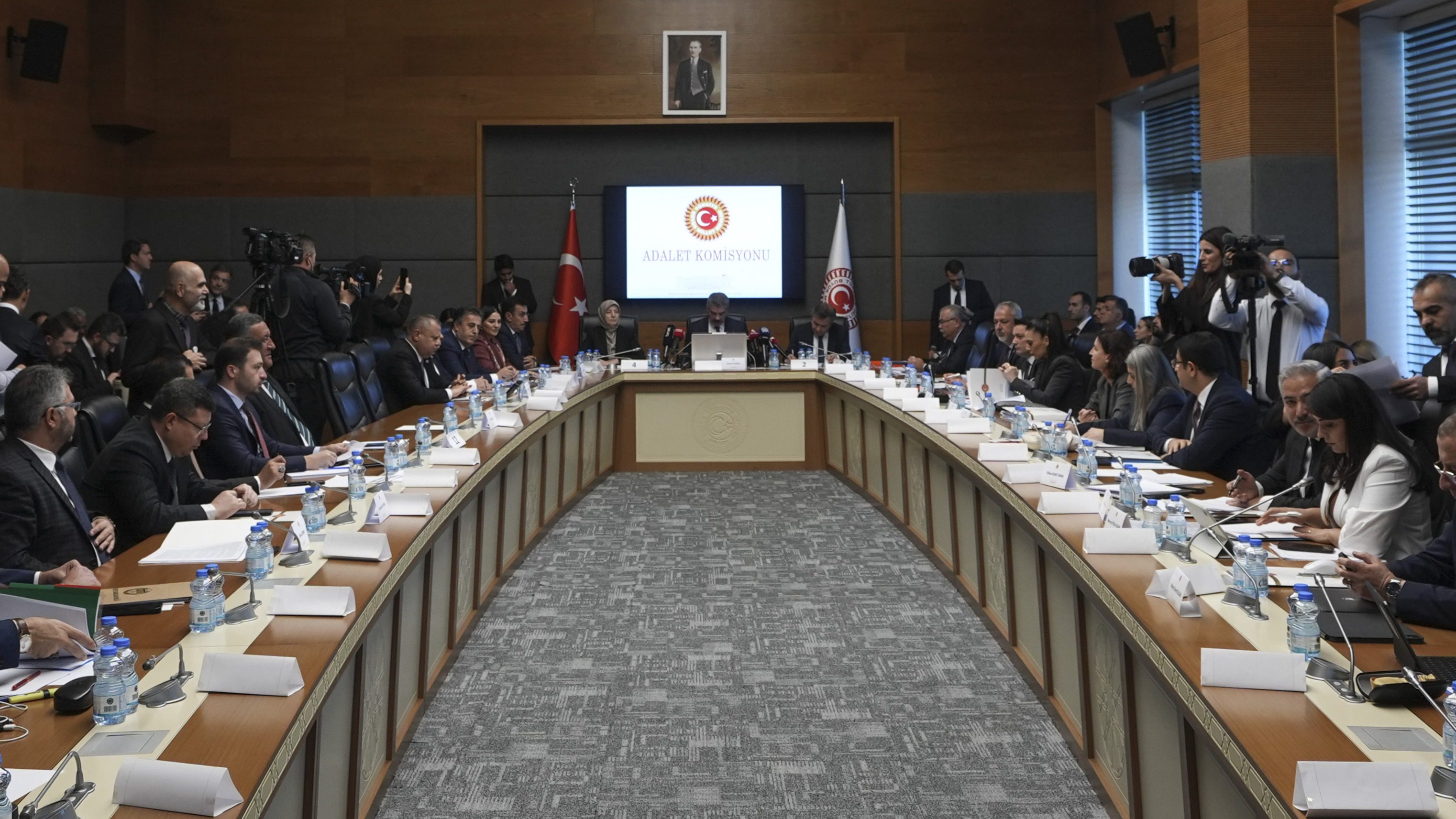Meclis Adalet Komisyonu'ndaki 11'inci Yargı Paketi görüşmelerinde AK Parti yeni