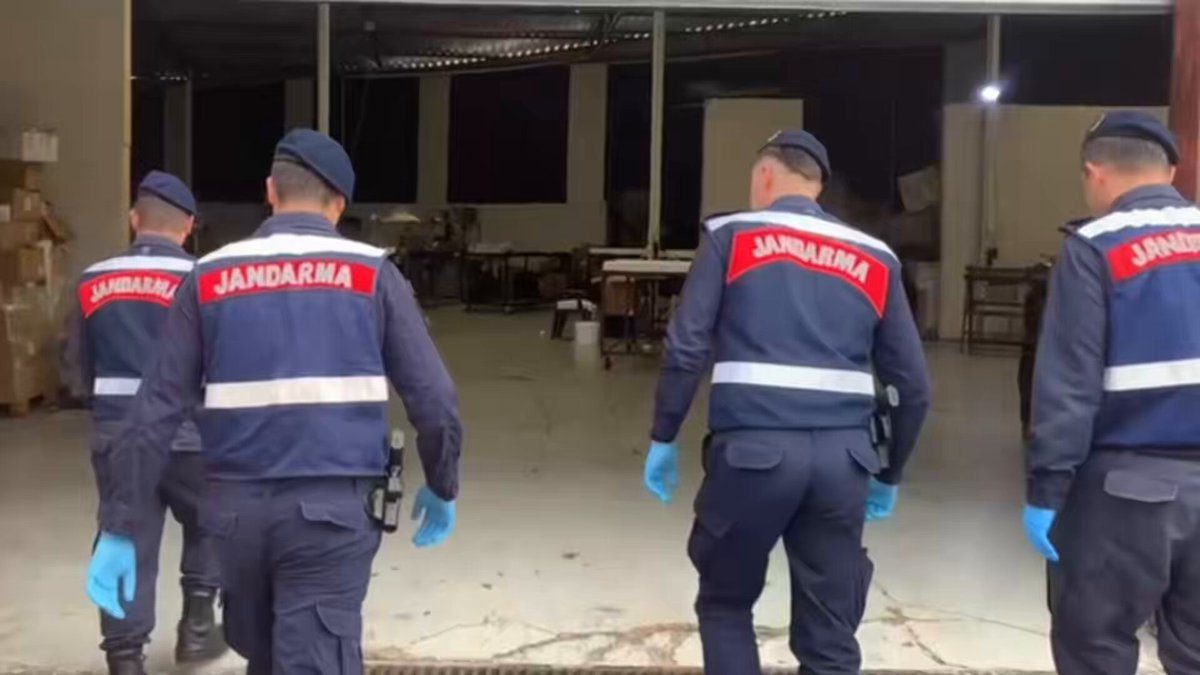 Jandarma 17 şehirde sahte içki operasyonu gerçekleştirdi. Binlerce litre sahte
