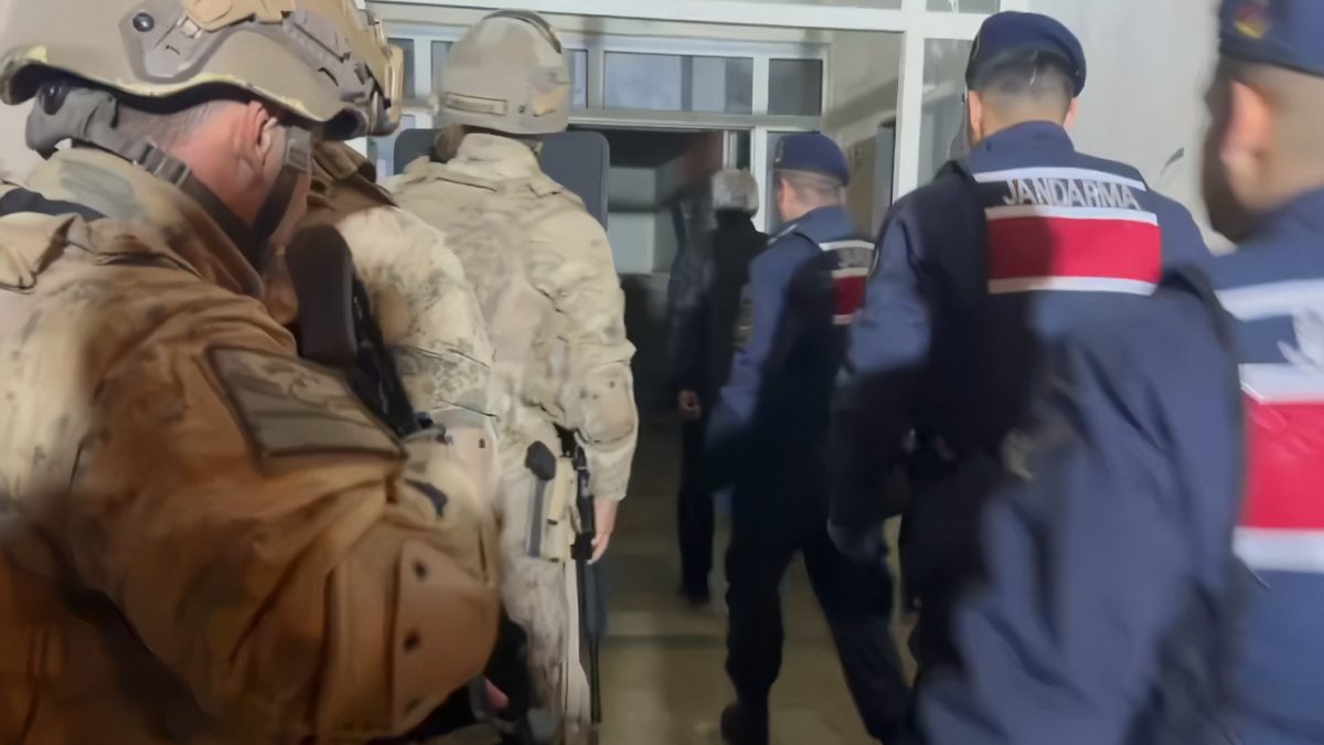 Jandarma tarafından 7 ilde dolandırıcılık, tefecilik ve göçmen kaçakçılığı yapan