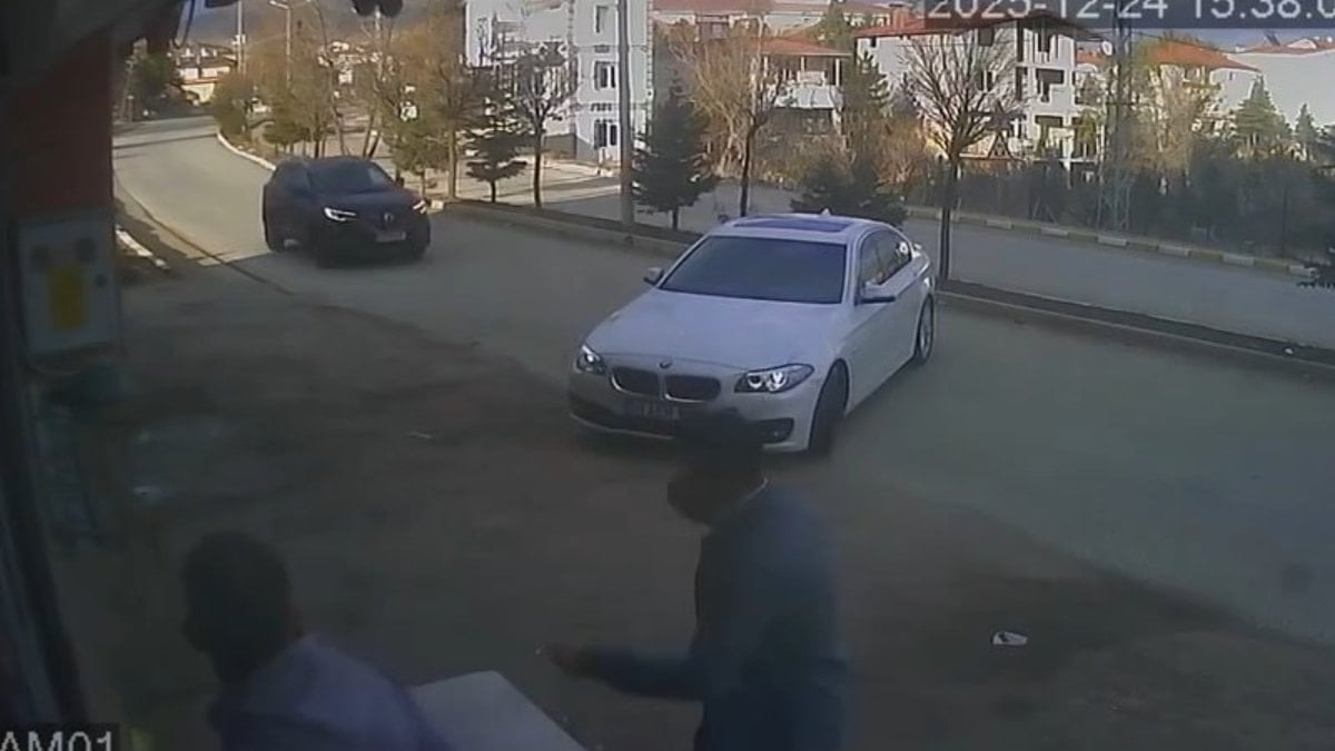 Tufanbeyli ilçesinde oto yıkama dükkanından geri manevra yaparak yola çıkan