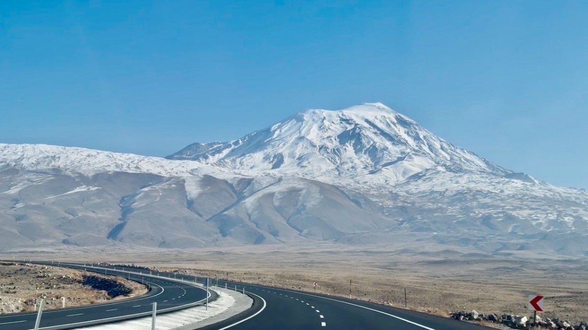 "Türkiye’nin çatısı" olarak bilinen Ağrı Dağı, zirvesindeki beyaz örtüsüyle göz