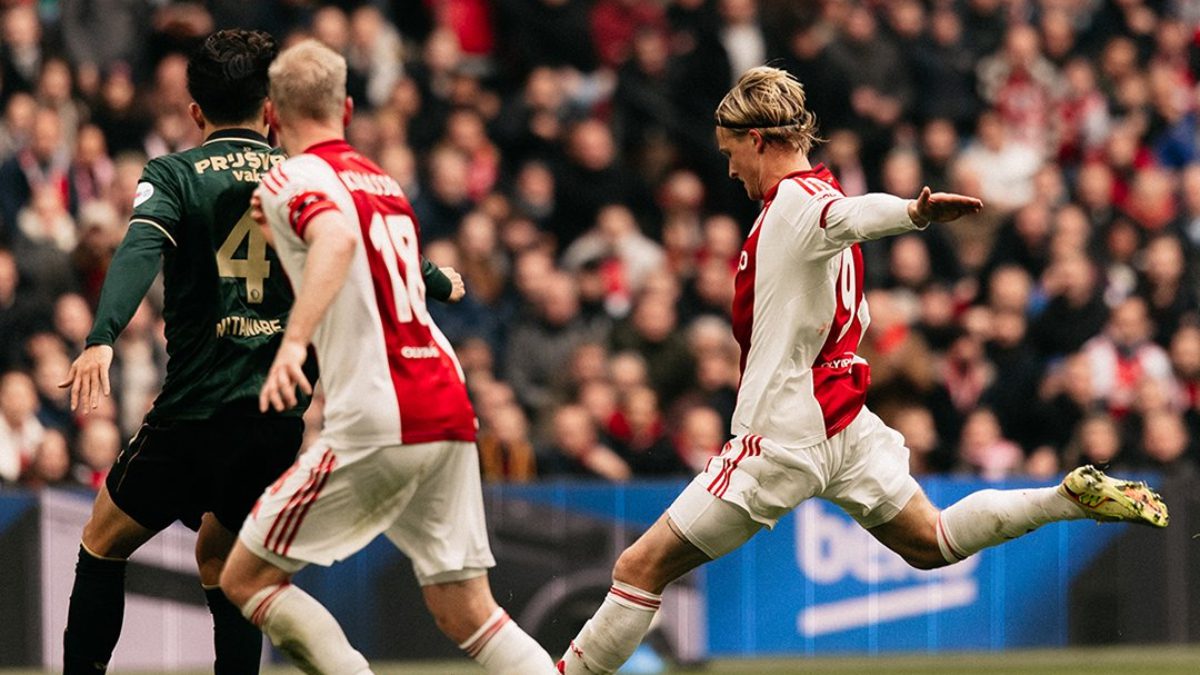 Ajax, Hollanda Ligi'nin 16. haftasında evinde Feyenoord'u 2-0'lık skorla mağlup