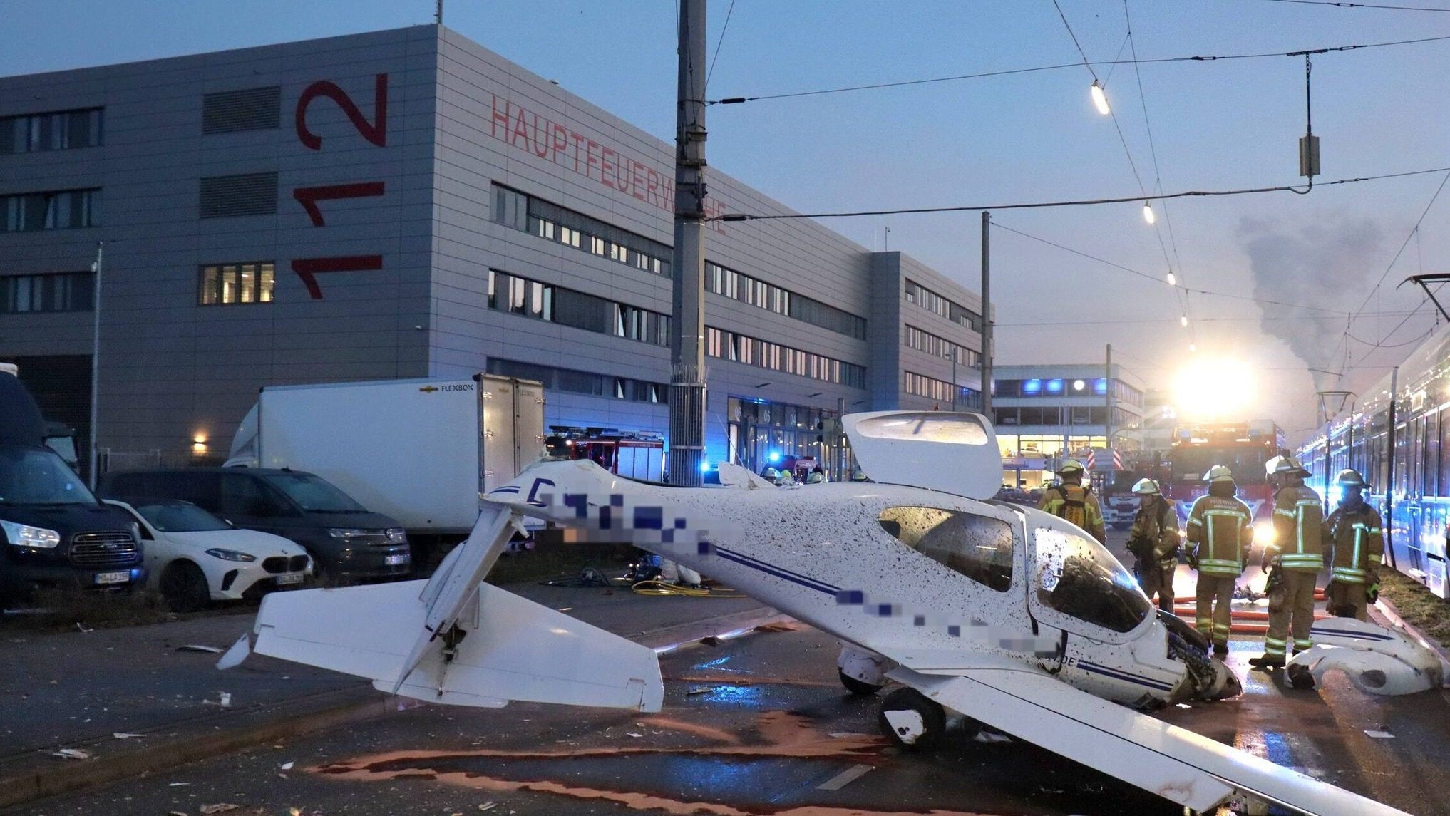 Almanya'nın Mannheim kentinde motor arızası veren küçük uçağın acil iniş