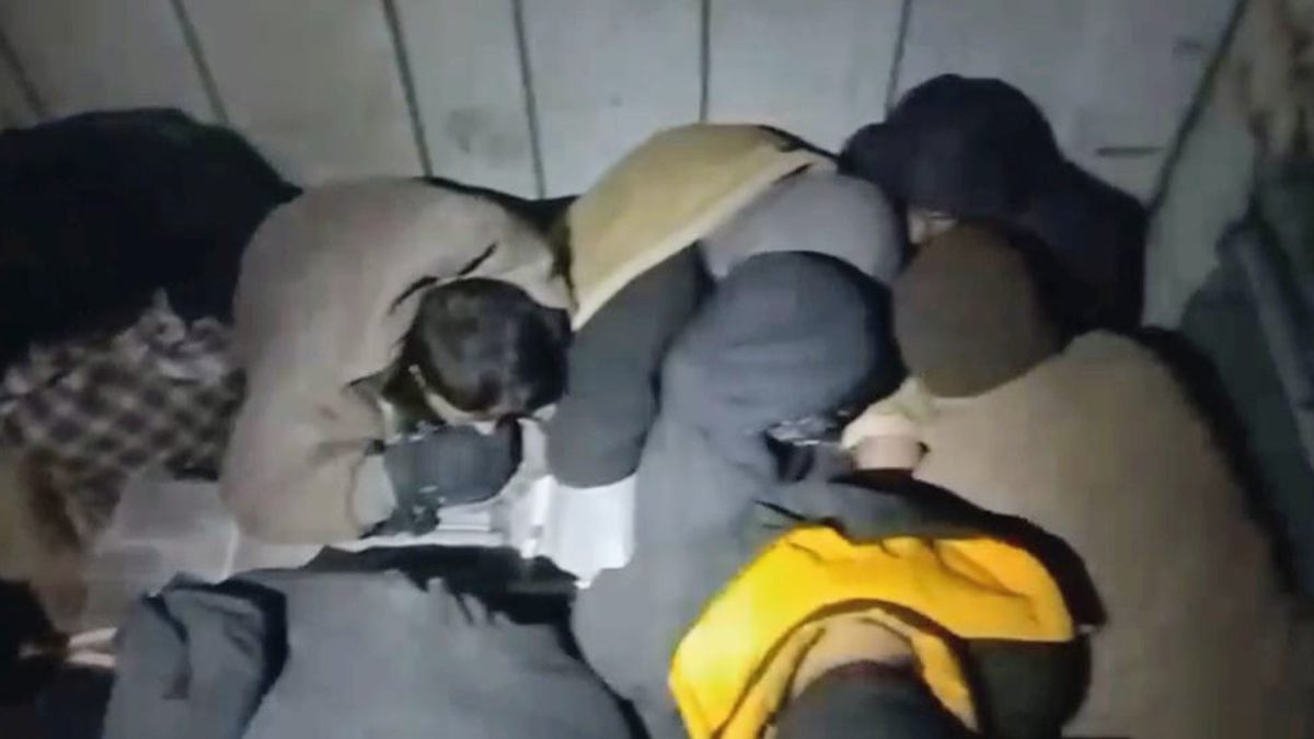 Kentte durdurulan demir yüklü tırın dorsesinde 37 kaçak göçmen yakalandı.