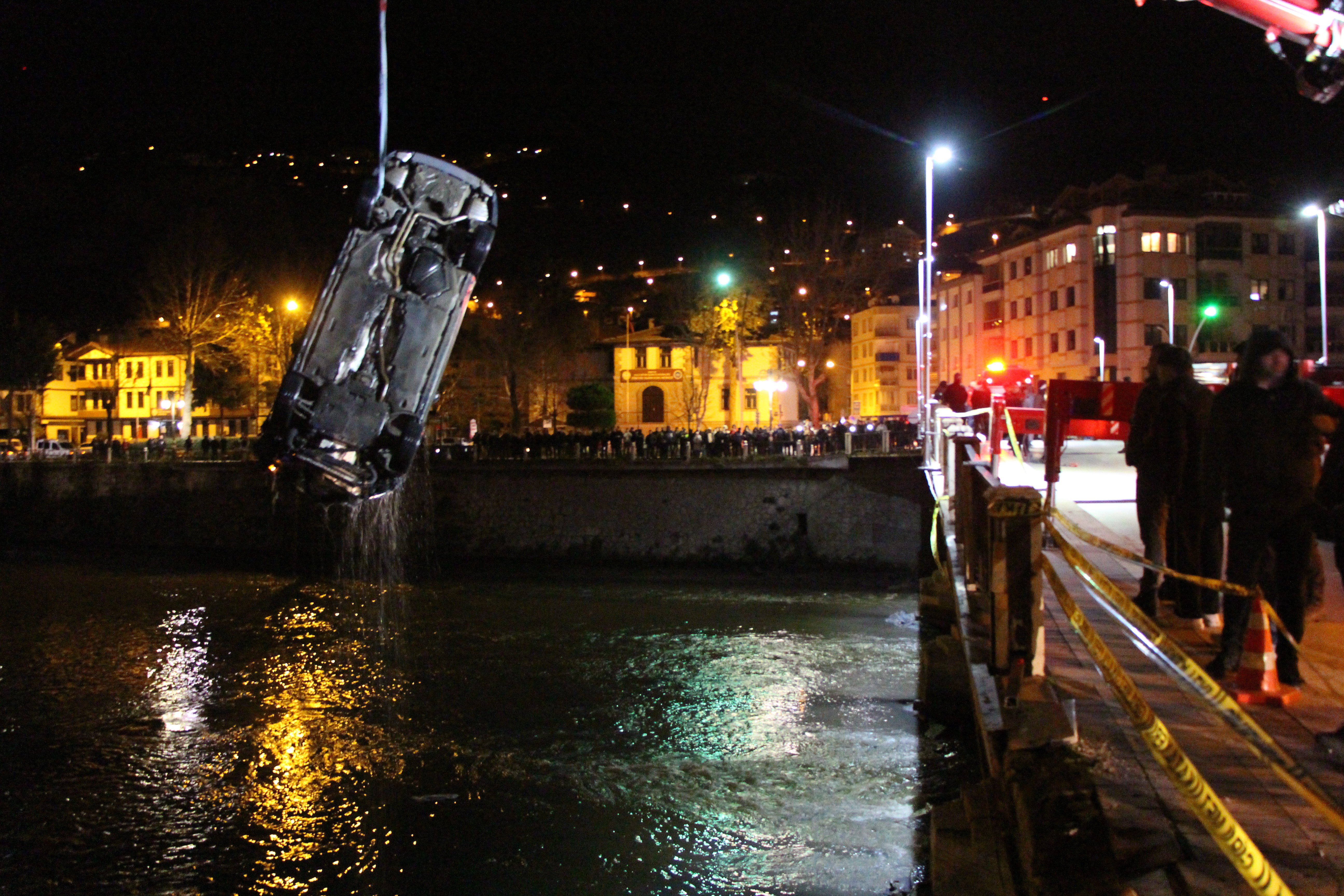 Amasya'da kontrolden çıkan otomobil köprüden Yeşilırmak Nehri'ne uçtu. Sulara gömülen