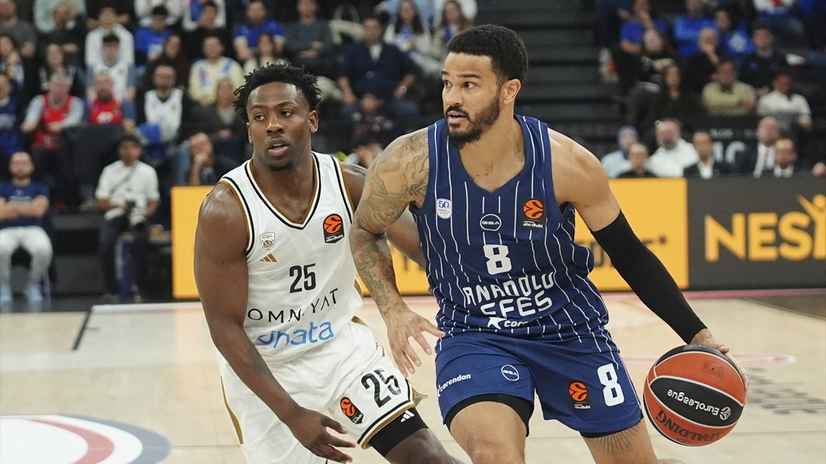 Anadolu Efes, EuroLeague'in 17. haftasında konuk ettiği Dubai Basketbol'a 80-76