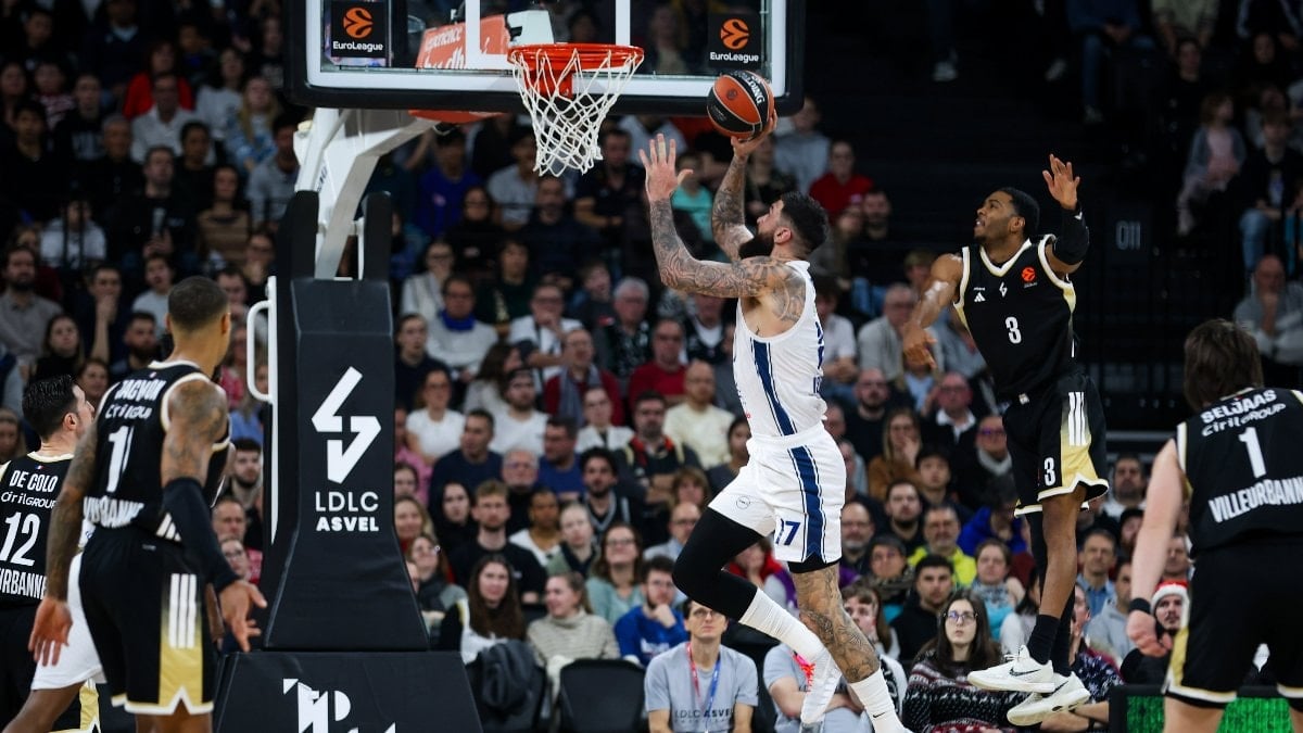 Anadolu Efes, EuroLeague'in 18. haftasında konuk olduğu ASVEL'e iki uzatma