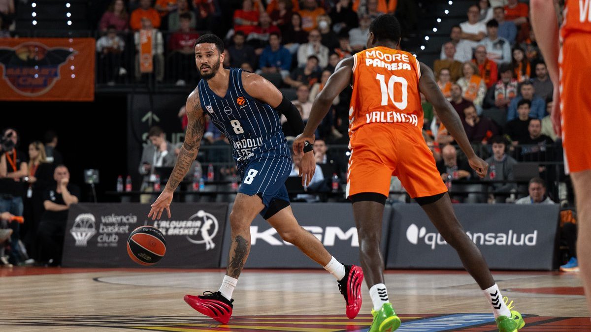 Anadolu Efes, EuroLeague'in 15. haftasında deplasmanda İspanya ekibi Valencia Basket'e