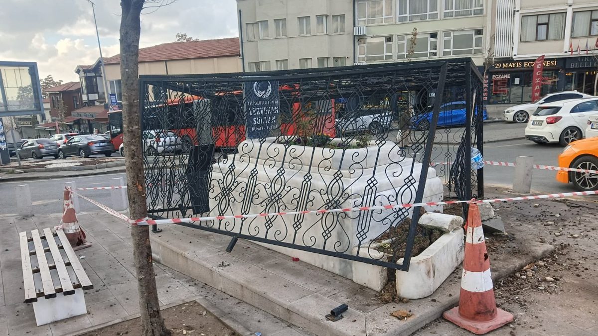 Altındağ'da yer alan Tezveren Sultan Türbesi'ne kontrolden çıkan otomobil çarparken