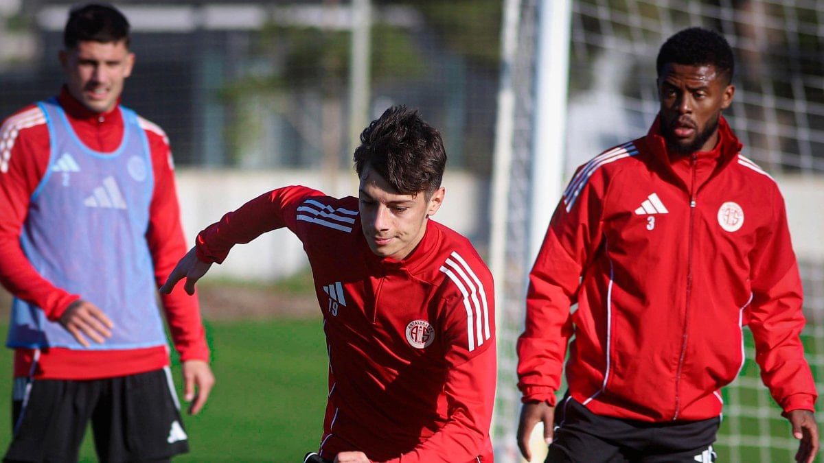 Antalyaspor, Atilla Vehbi Konuk Tesisleri'nde yaptığı son antrenmanın ardından altı