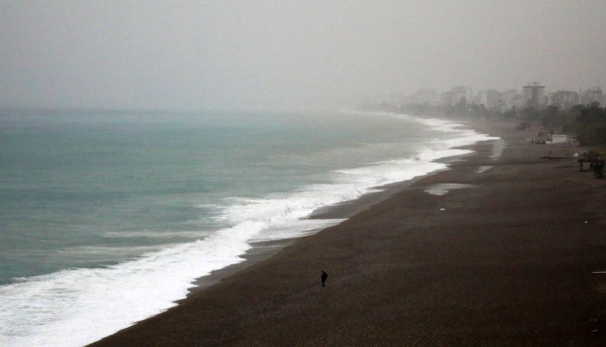 Antalya'da beklenen yağış, öğle saatlerinde başladı. Sağanak Finike, Demre ve
