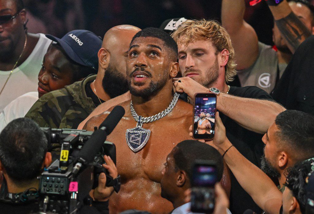 Ağır siklet boks şampiyonu Anthony Joshua Nijerya'da trafik kazası geçirdi.
