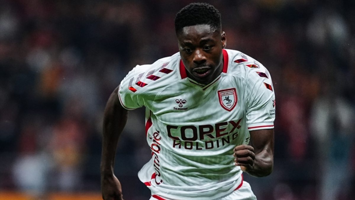 Samsunsporlu futbolcu Anthony Musaba'nın kullandığı kiralık otomobil, motor kısmından alev