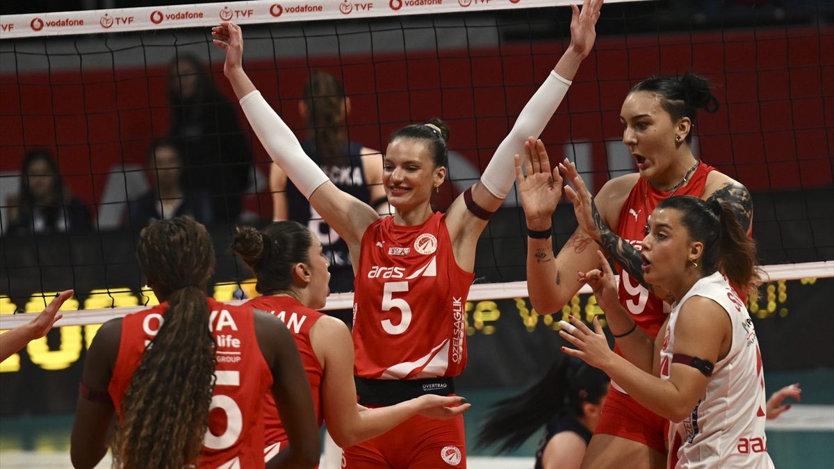 Voleybol Sultanlar Ligi'nin 11. haftasında Aras Kargo, deplasmanda İlbank'ı 3-1