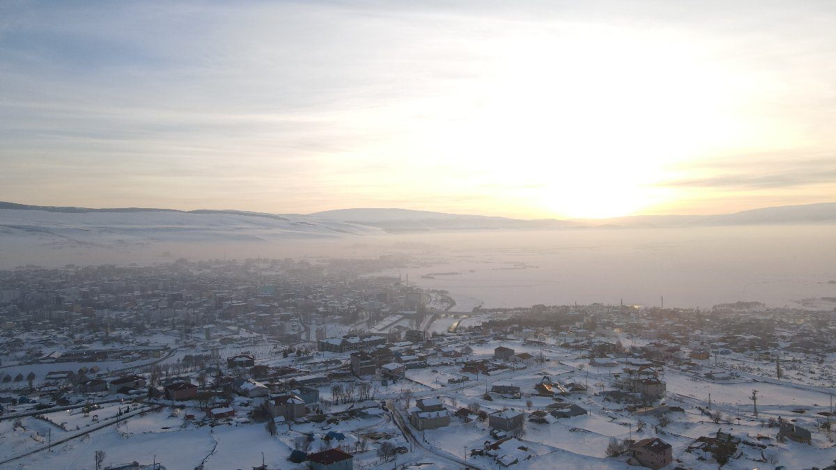 Ardahan'da gece saatlerinden itibaren etkili olan kar yağışı, kent merkezini