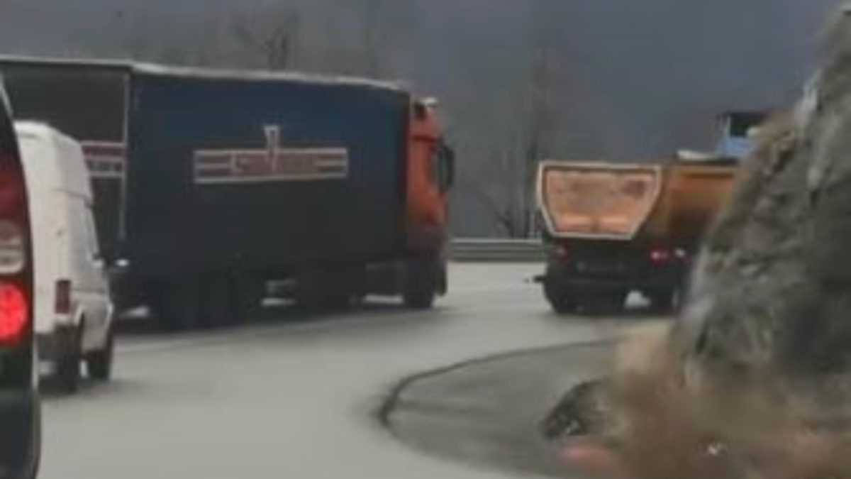 Borçka-Artvin yolunda tır sürücüsünün trafik kurallarını hiçe sayarak 5 aracı