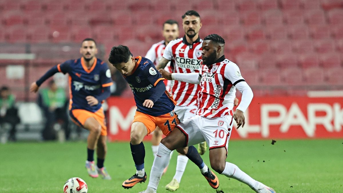 Başakşehir, Süper Lig'in 16. haftasında deplasmanda Samsunspor'u 2-0'lık skorla mağlup