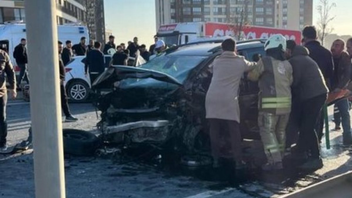 İstanbul Başakşehir’de kontrolden çıkan bir otomobilin karşı şeride geçerek başka